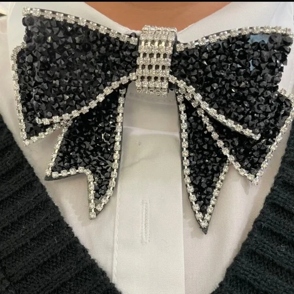 🎀 Bow Tie Pin 🎀 - Picture 3 of 4